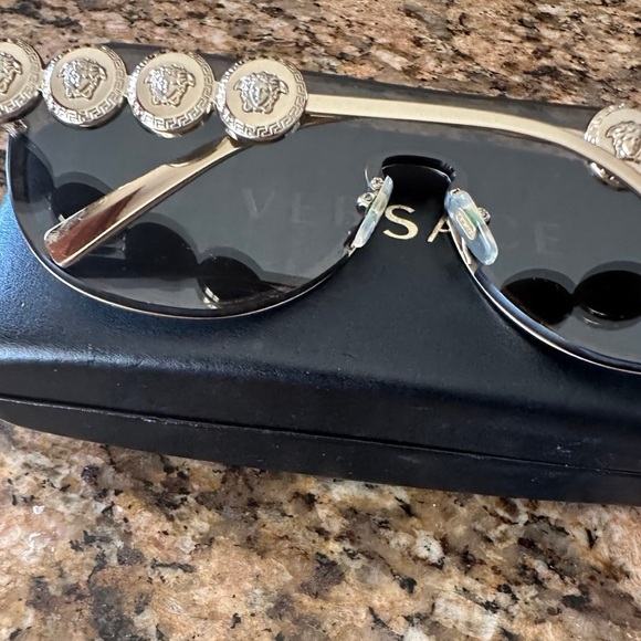 100% Authentic USED VERSACE SUNGLASSES  WITH CASE !! UNISEX - Picture 3 of 11